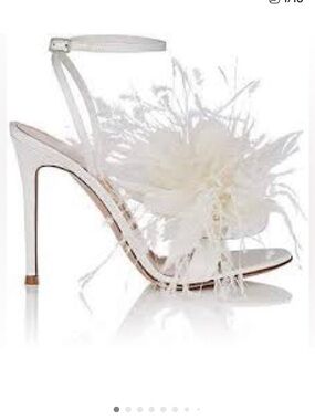 NWT Gianvito Rossi Selah Off White Feather Embellished Satin 4 Inch Heels 39.5